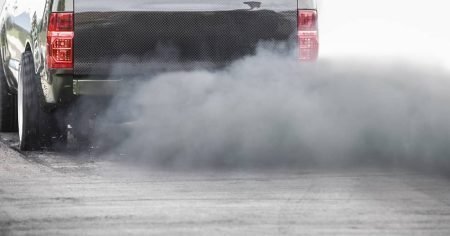 ¿Tu coche echa humo? Esto es lo que tienes que saber